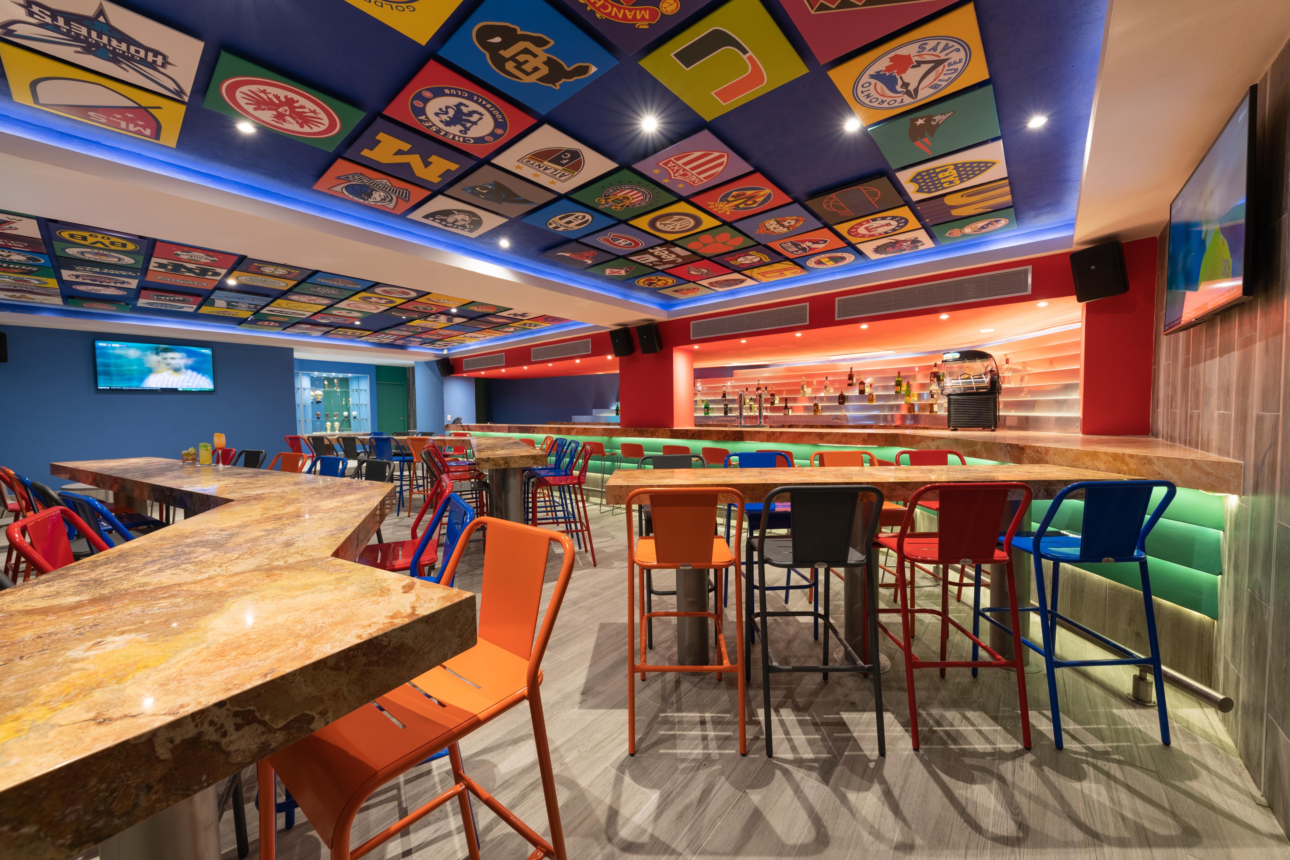 Grand Park Royal Puerto Vallarta Extérieur photo The interior of a typical sports bar